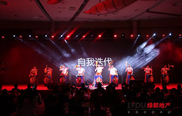 20182121非凡地产筑梦，再启程！2121非凡迎新年会盛猛进行